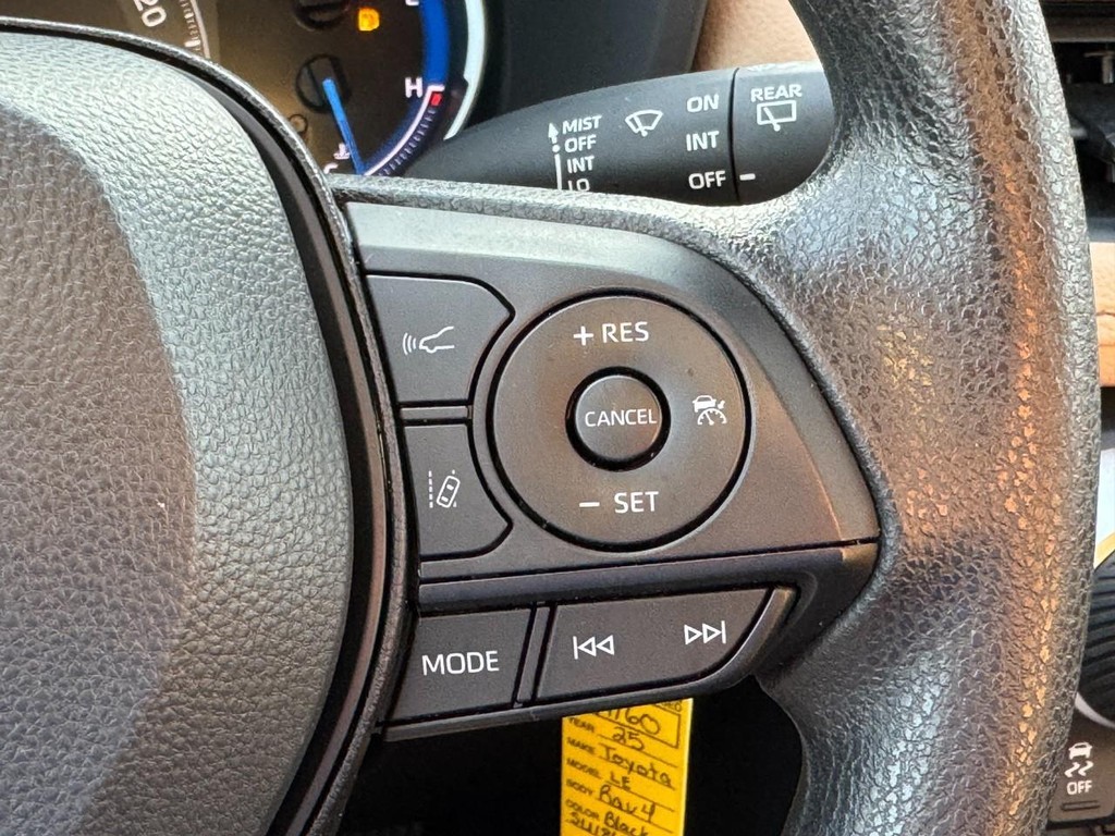 Toyota RAV4 Vehicle Full-screen Gallery Image 21