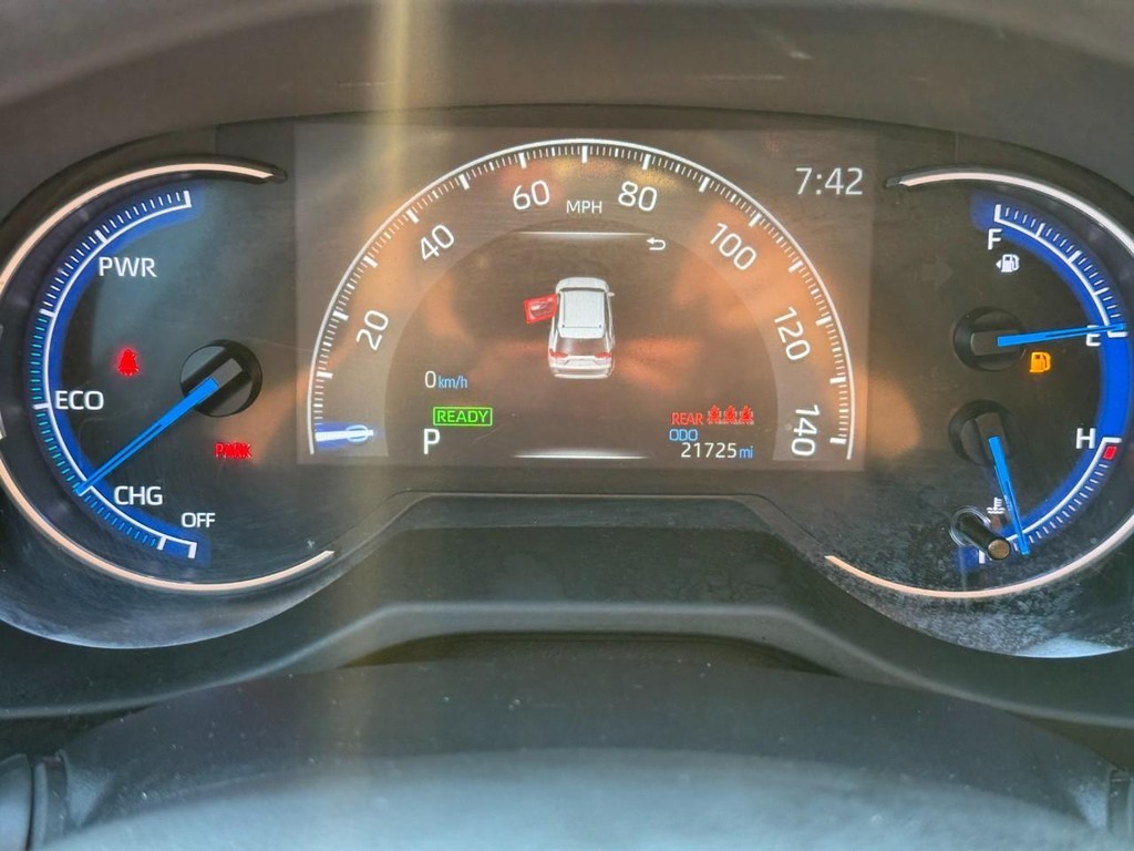 Toyota RAV4 Vehicle Full-screen Gallery Image 22