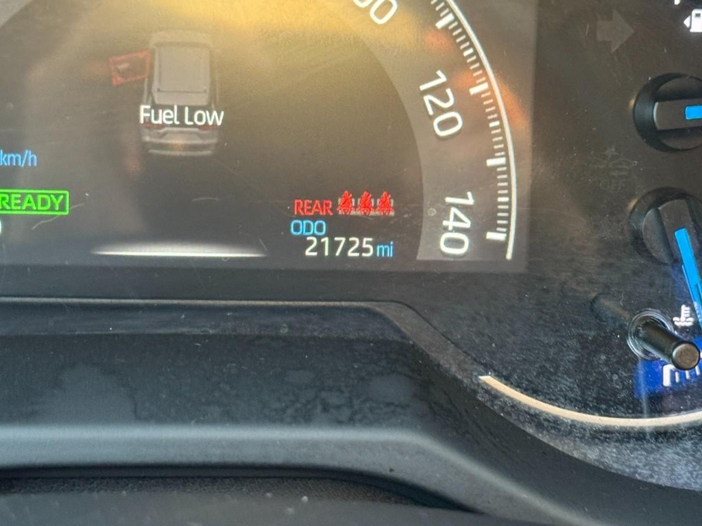 Toyota RAV4 Vehicle Full-screen Gallery Image 23