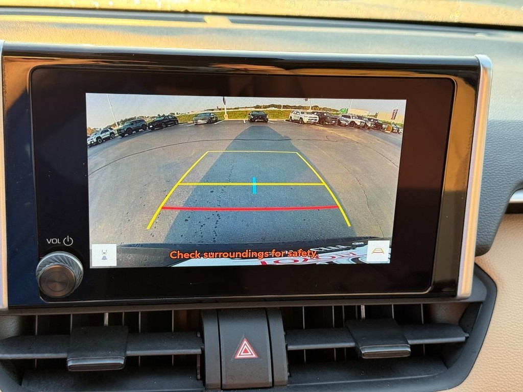 Toyota RAV4 Vehicle Full-screen Gallery Image 24