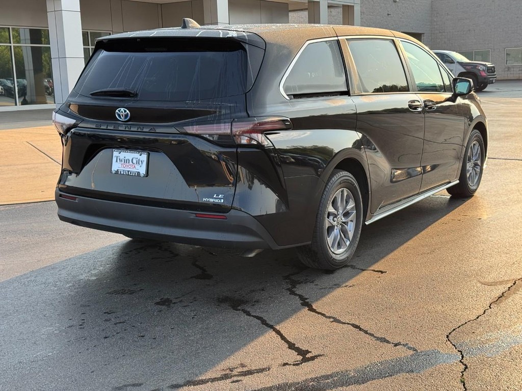 Toyota Sienna Vehicle Full-screen Gallery Image 03