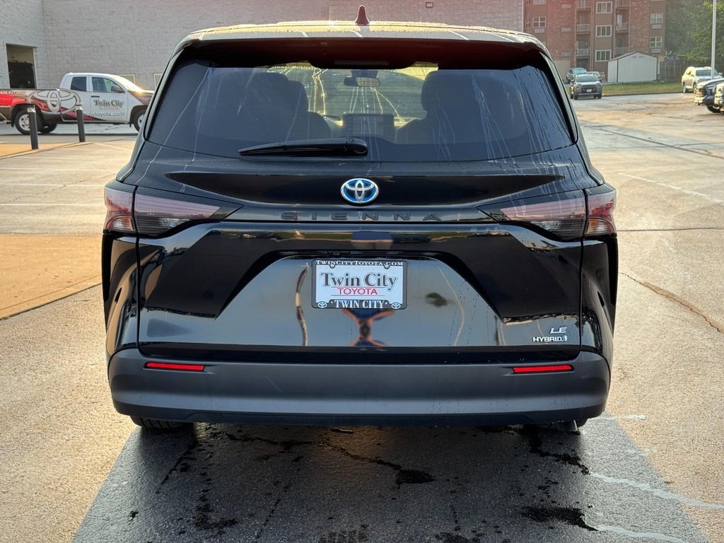 Toyota Sienna Vehicle Full-screen Gallery Image 04