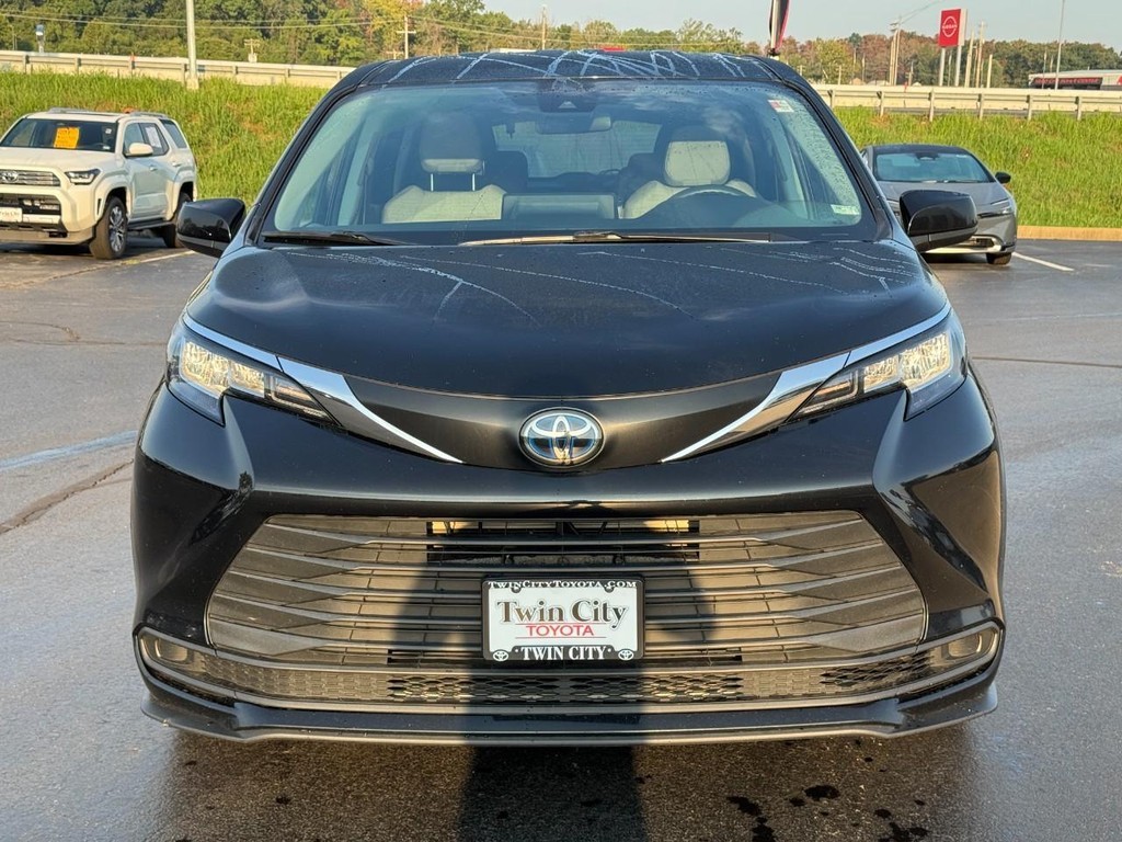 Toyota Sienna Vehicle Full-screen Gallery Image 10