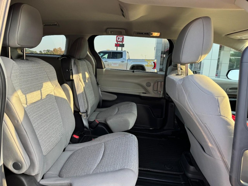 Toyota Sienna Vehicle Full-screen Gallery Image 12