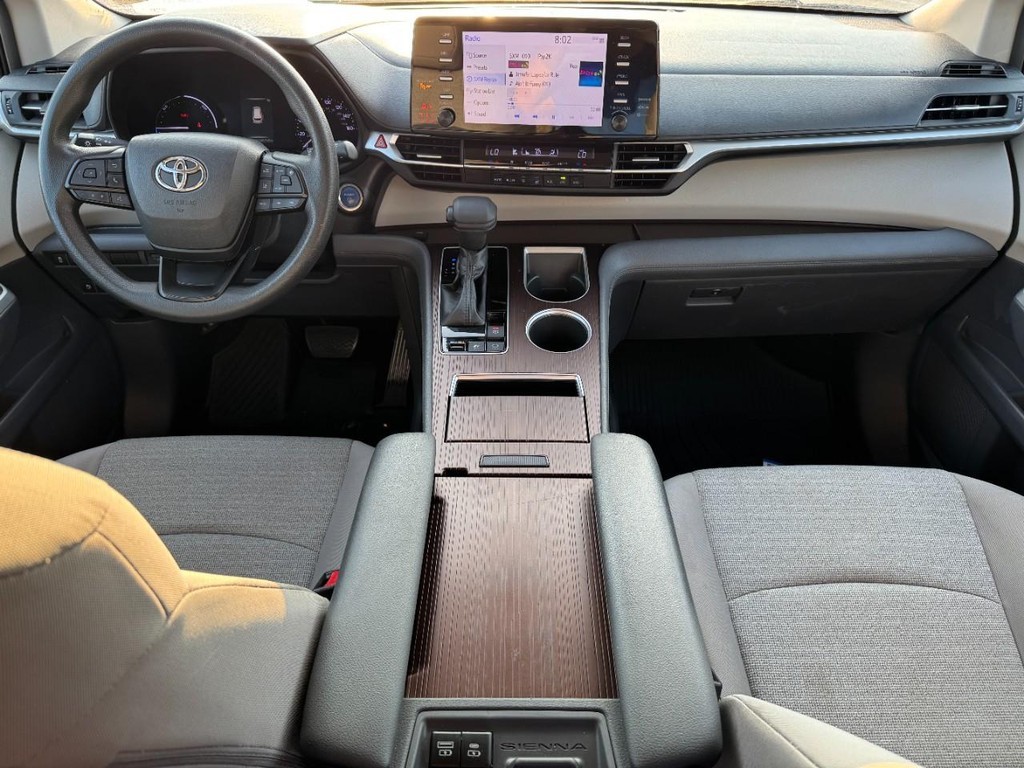 Toyota Sienna Vehicle Full-screen Gallery Image 14