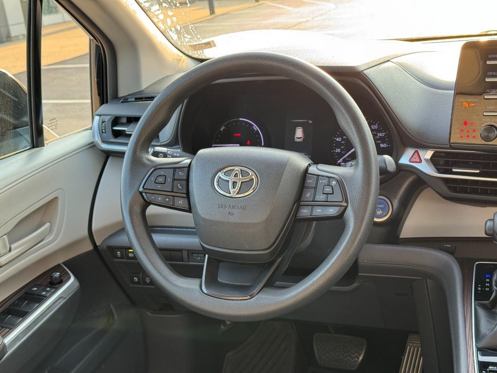 Toyota Sienna Vehicle Full-screen Gallery Image 15