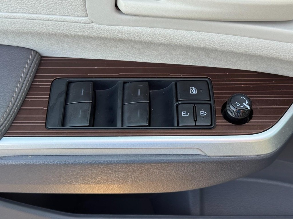 Toyota Sienna Vehicle Full-screen Gallery Image 18