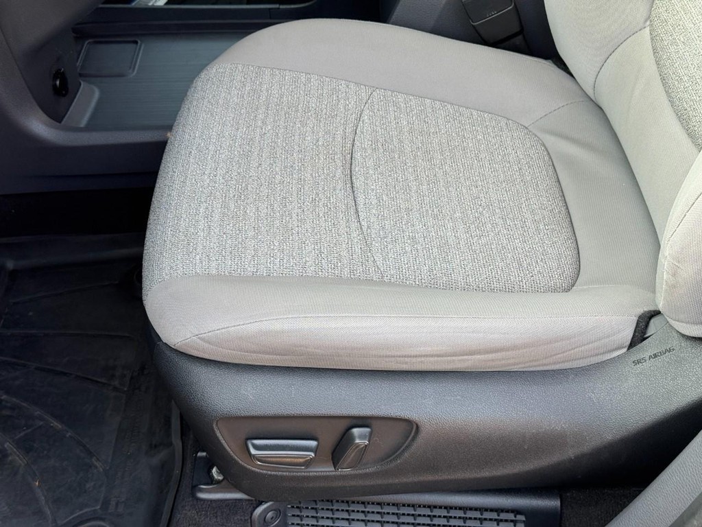 Toyota Sienna Vehicle Full-screen Gallery Image 19