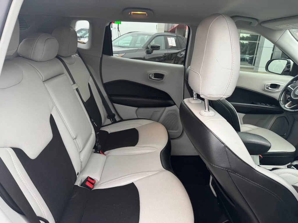 Jeep Compass Vehicle Full-screen Gallery Image 11