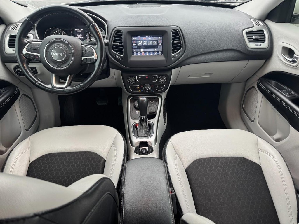Jeep Compass Vehicle Full-screen Gallery Image 12