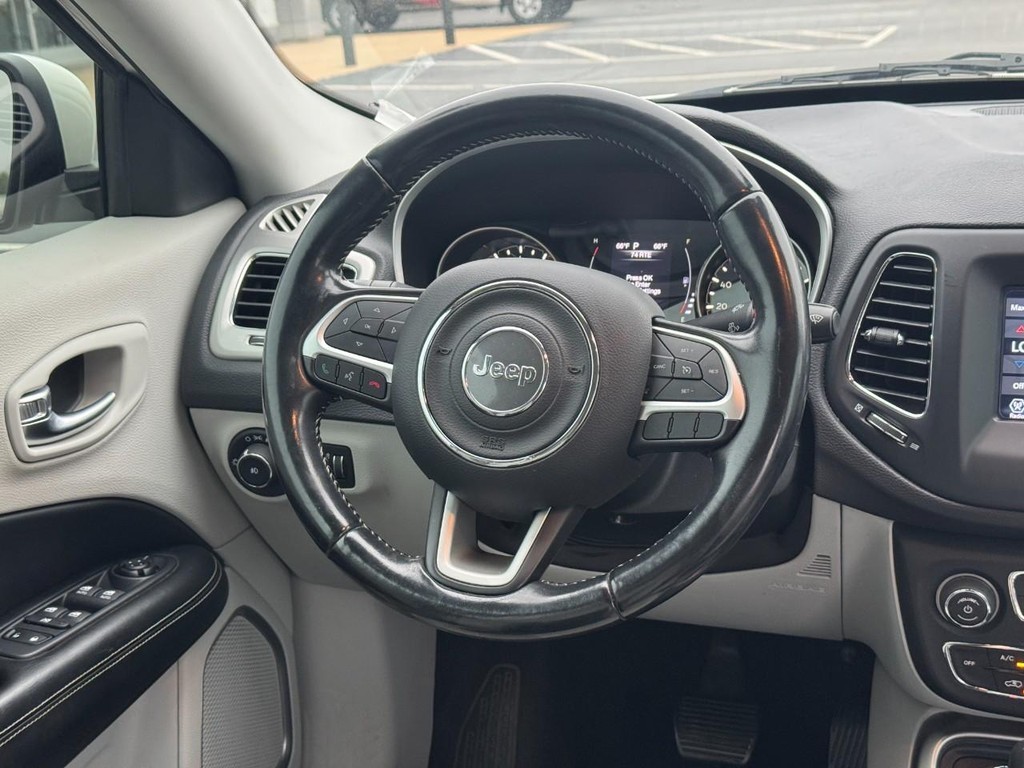 Jeep Compass Vehicle Full-screen Gallery Image 13