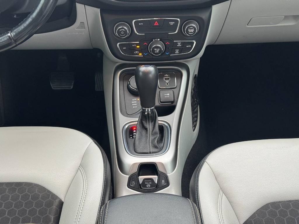 Jeep Compass Vehicle Full-screen Gallery Image 15
