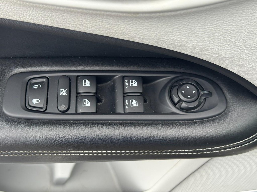 Jeep Compass Vehicle Full-screen Gallery Image 16