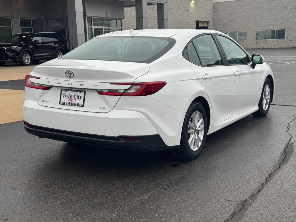 Toyota Camry Vehicle Full-screen Gallery Image 03