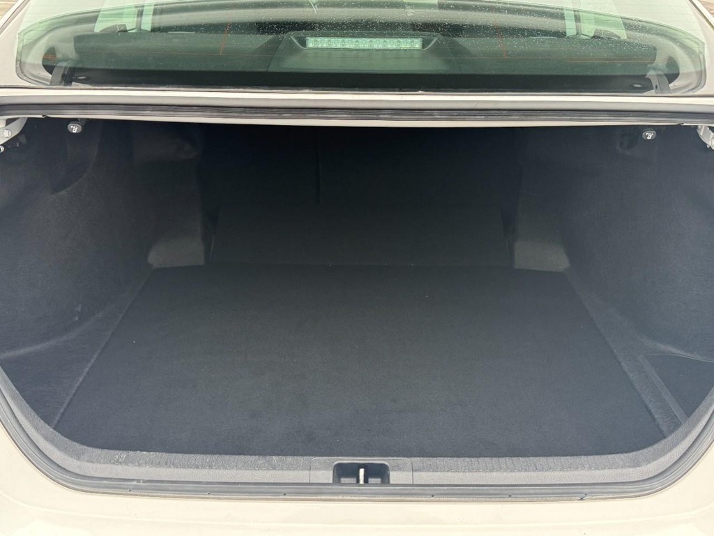 Toyota Camry Vehicle Full-screen Gallery Image 06