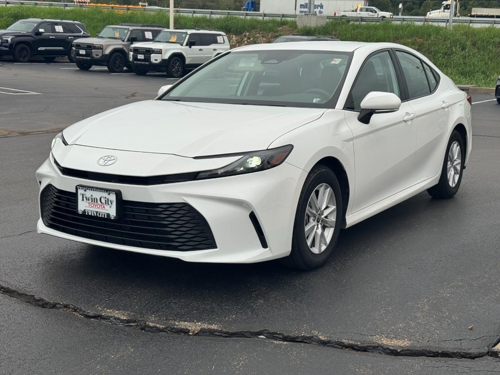 Toyota Camry Vehicle Full-screen Gallery Image 09