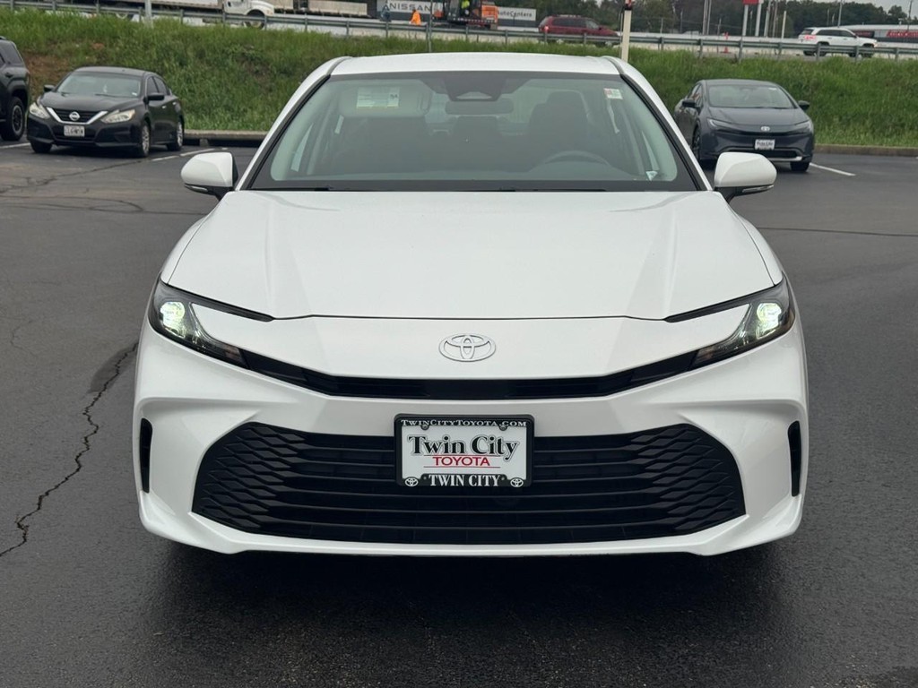 Toyota Camry Vehicle Full-screen Gallery Image 10