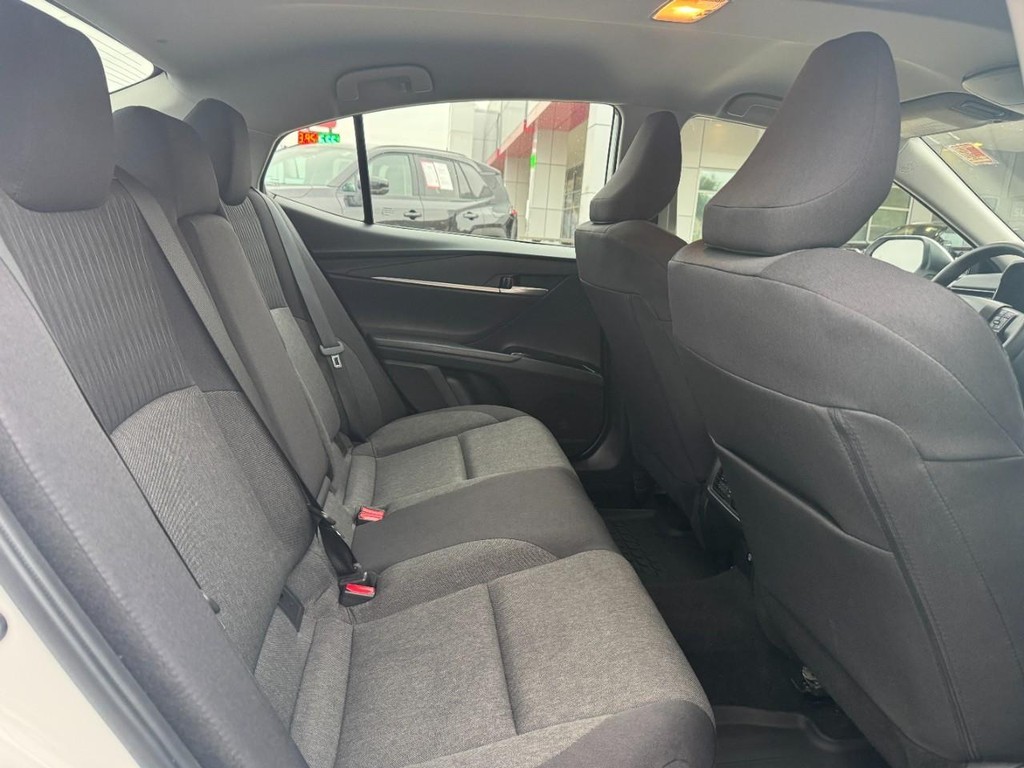 Toyota Camry Vehicle Full-screen Gallery Image 11