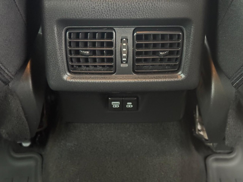 Toyota Camry Vehicle Full-screen Gallery Image 12