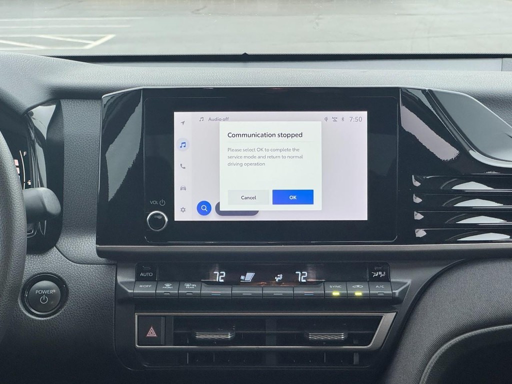 Toyota Camry Vehicle Full-screen Gallery Image 15