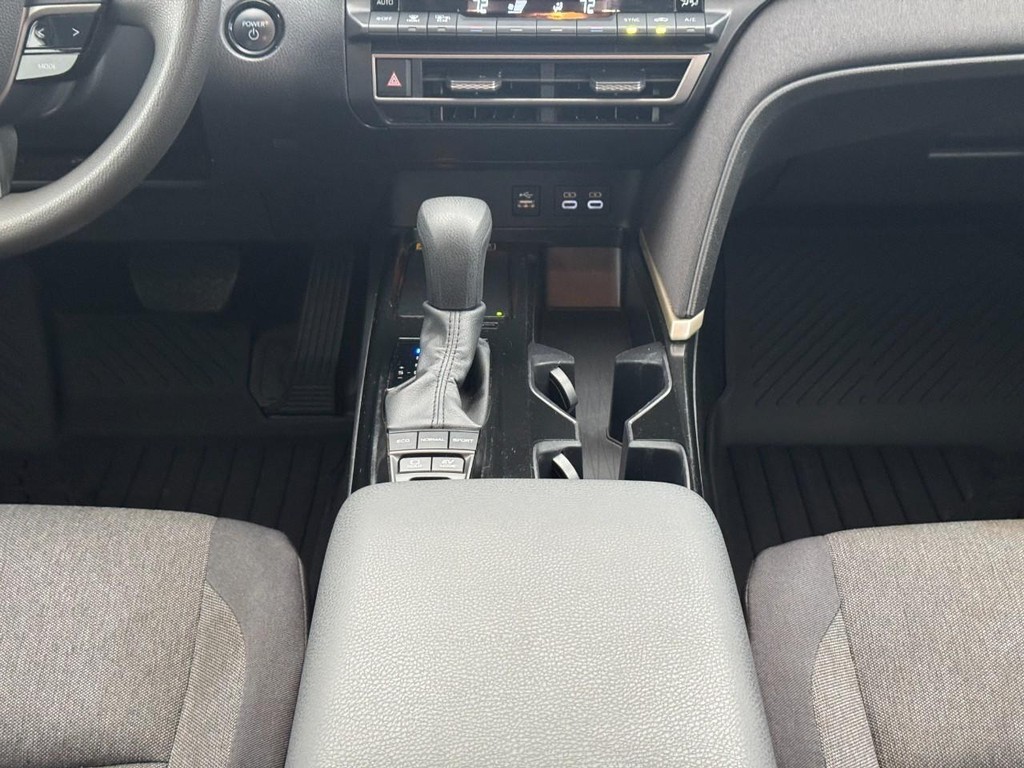 Toyota Camry Vehicle Full-screen Gallery Image 16