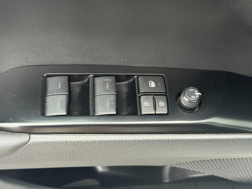 Toyota Camry Vehicle Full-screen Gallery Image 17