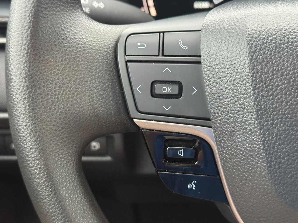 Toyota Camry Vehicle Full-screen Gallery Image 20