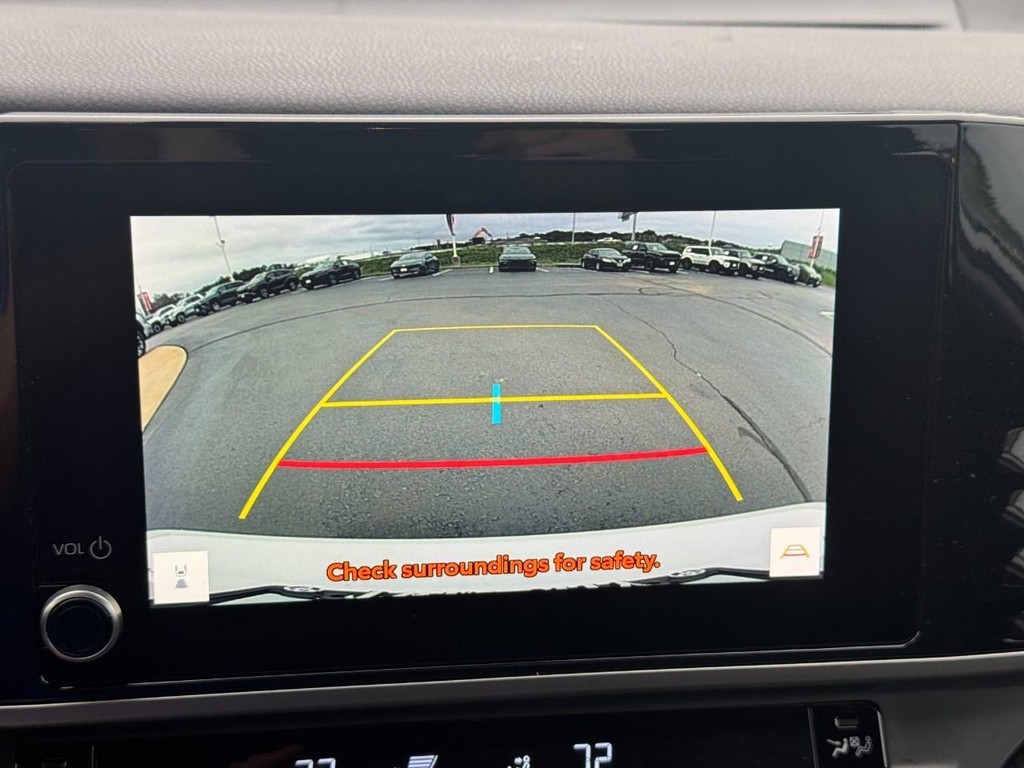 Toyota Camry Vehicle Full-screen Gallery Image 24