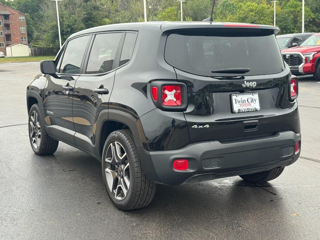 Jeep Renegade Vehicle Full-screen Gallery Image 06