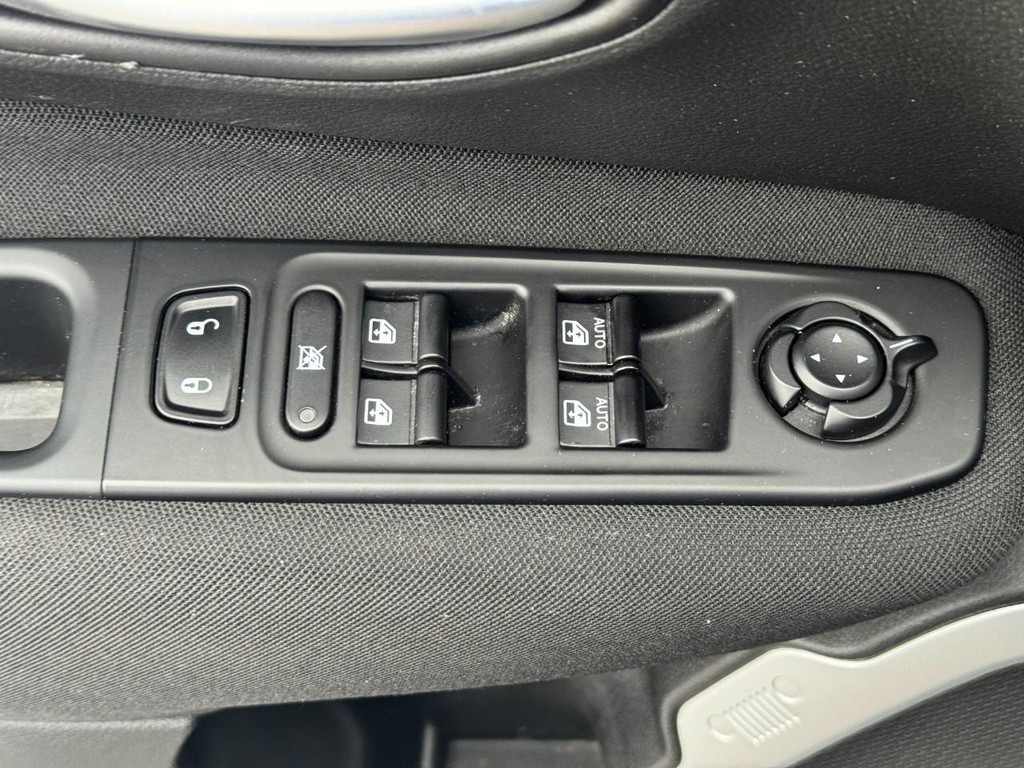 Jeep Renegade Vehicle Full-screen Gallery Image 15