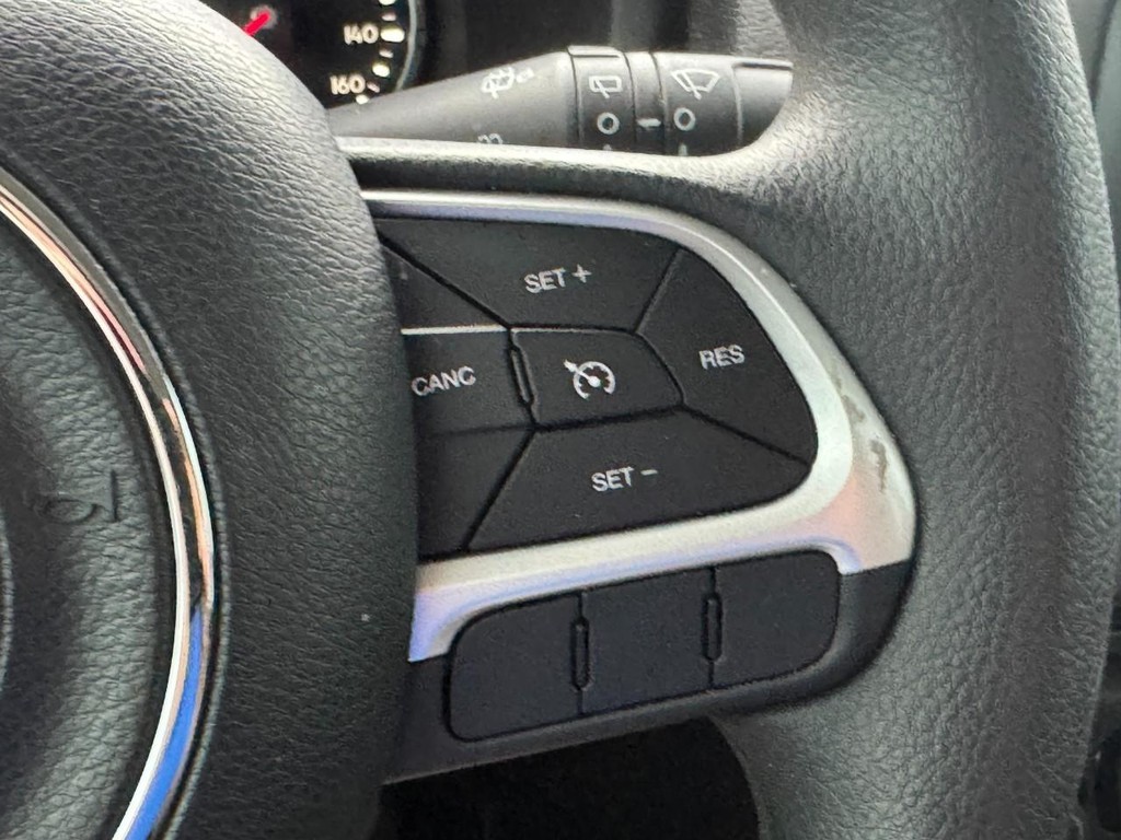 Jeep Renegade Vehicle Full-screen Gallery Image 19