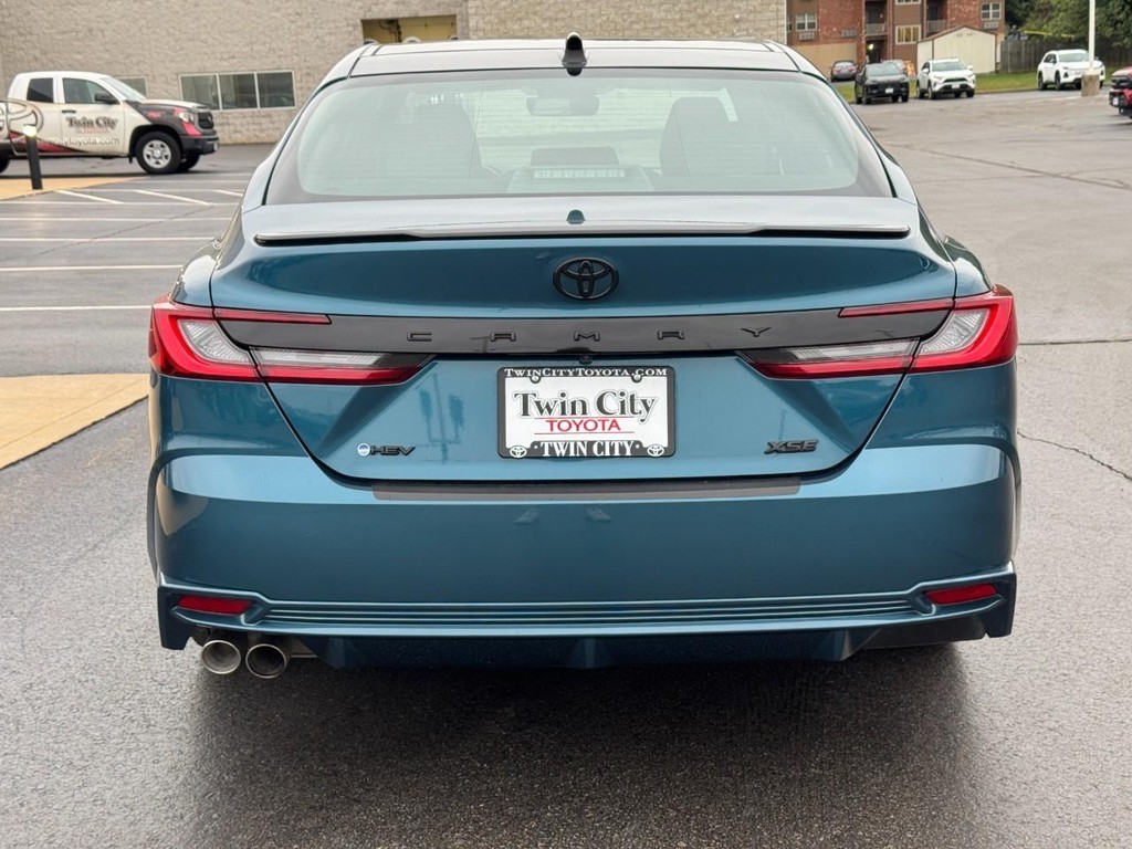 Toyota Camry Vehicle Full-screen Gallery Image 04