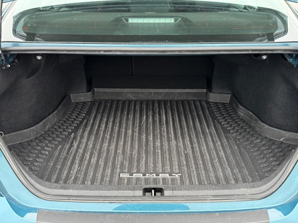 Toyota Camry Vehicle Full-screen Gallery Image 06