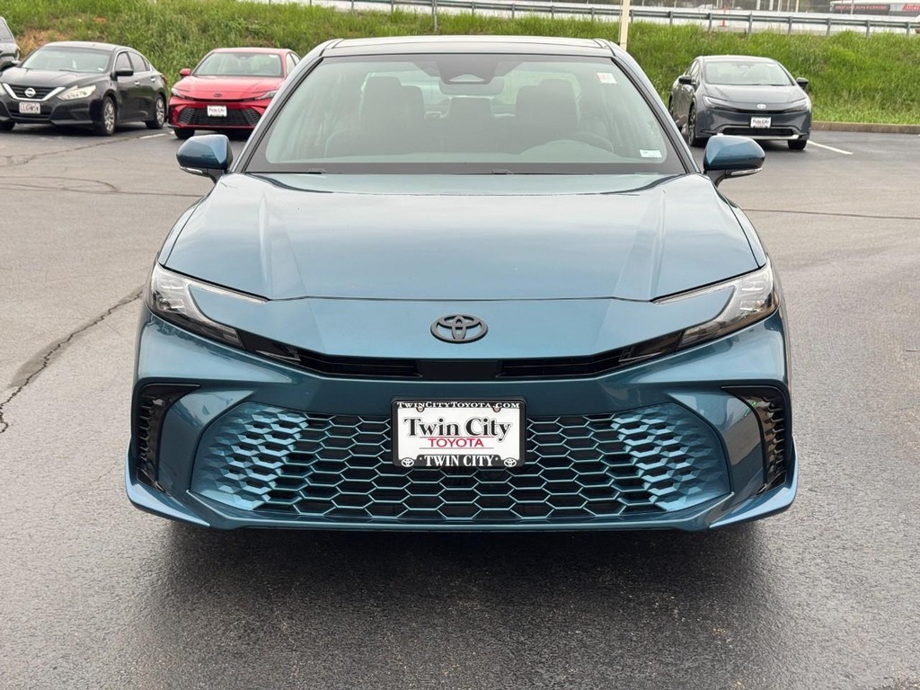 Toyota Camry Vehicle Full-screen Gallery Image 10