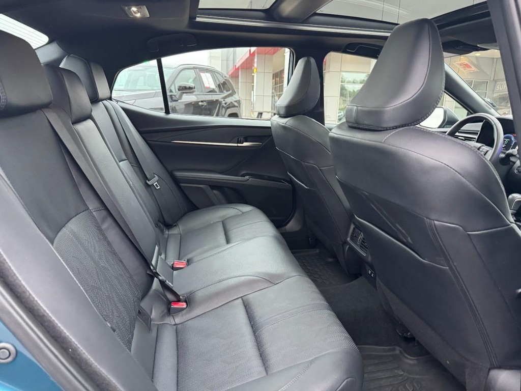 Toyota Camry Vehicle Full-screen Gallery Image 11