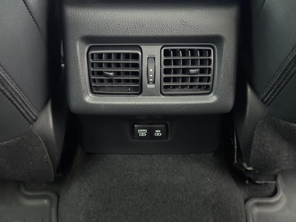 Toyota Camry Vehicle Full-screen Gallery Image 12