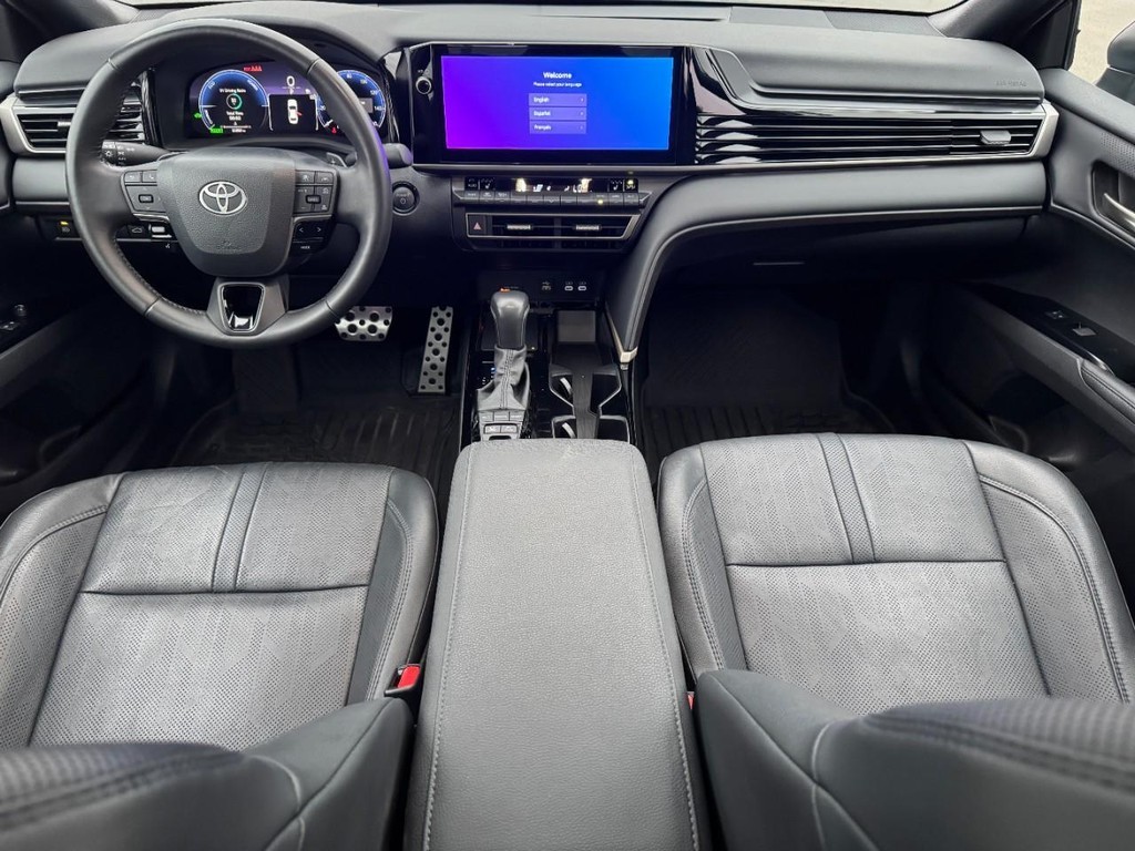 Toyota Camry Vehicle Full-screen Gallery Image 13