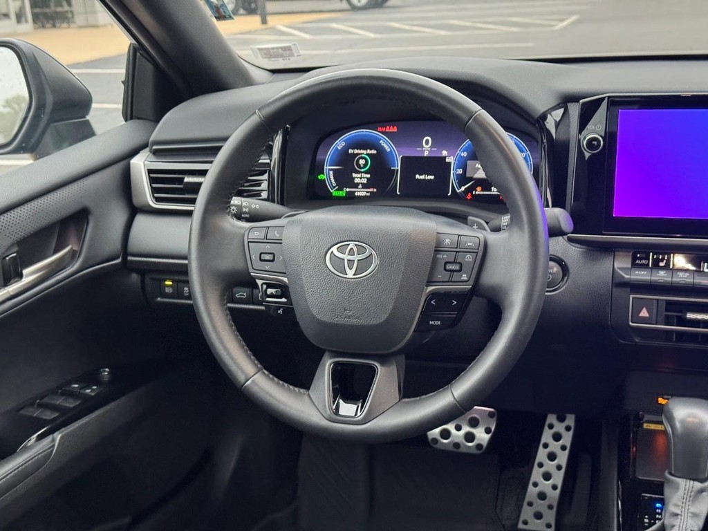 Toyota Camry Vehicle Full-screen Gallery Image 14