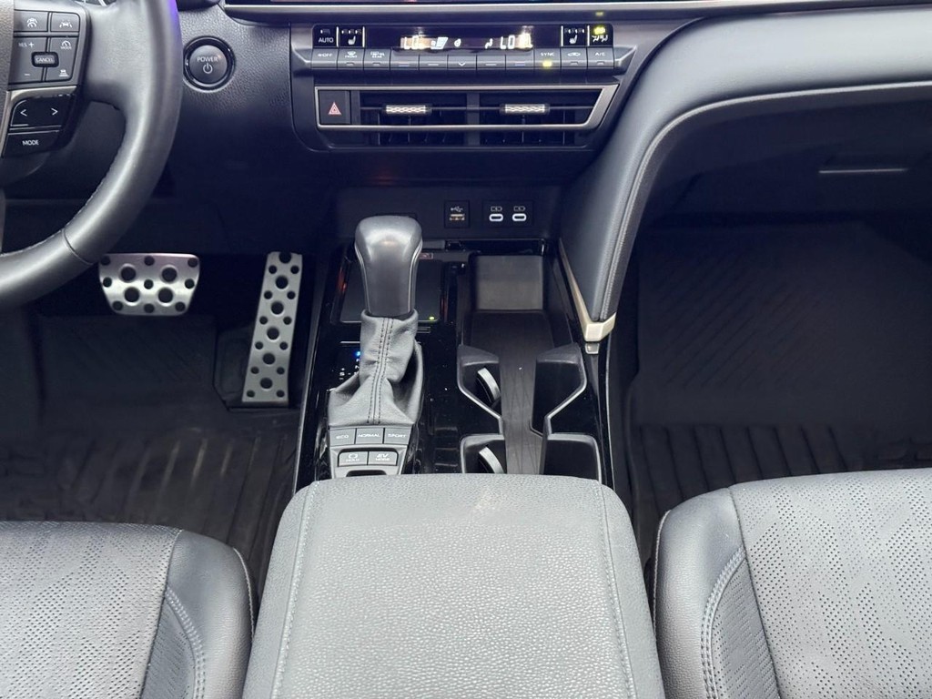 Toyota Camry Vehicle Full-screen Gallery Image 16