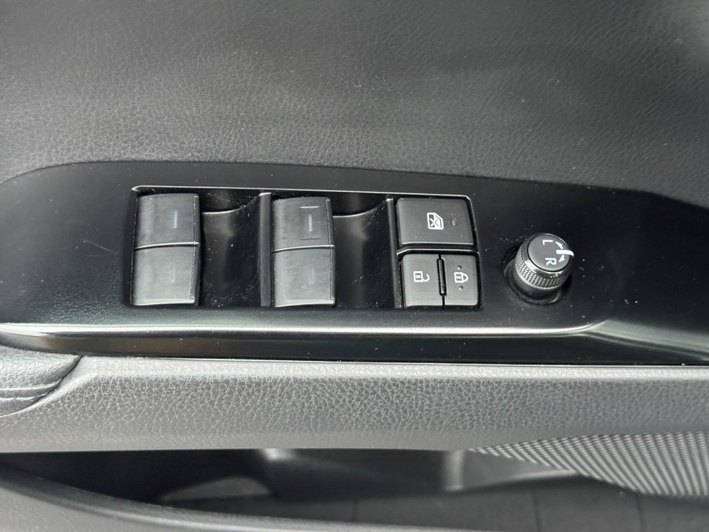 Toyota Camry Vehicle Full-screen Gallery Image 17