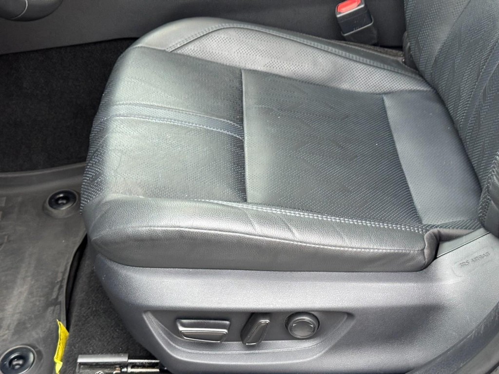 Toyota Camry Vehicle Full-screen Gallery Image 18