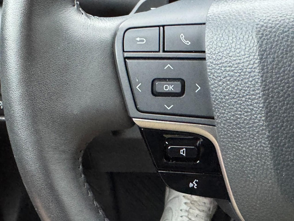 Toyota Camry Vehicle Full-screen Gallery Image 20