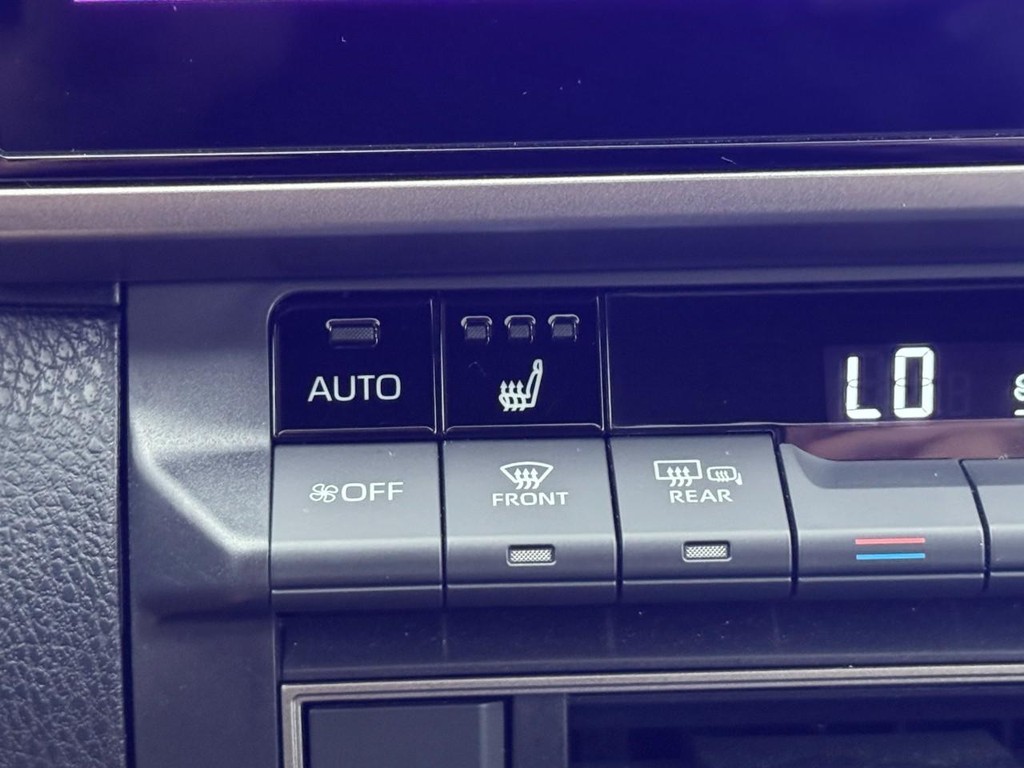 Toyota Camry Vehicle Full-screen Gallery Image 25