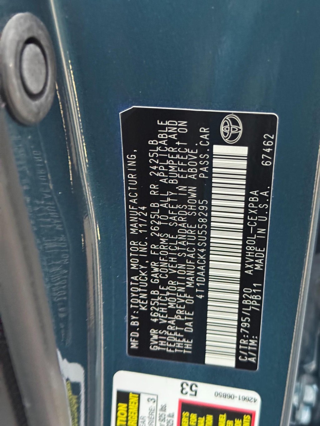 Toyota Camry Vehicle Full-screen Gallery Image 26