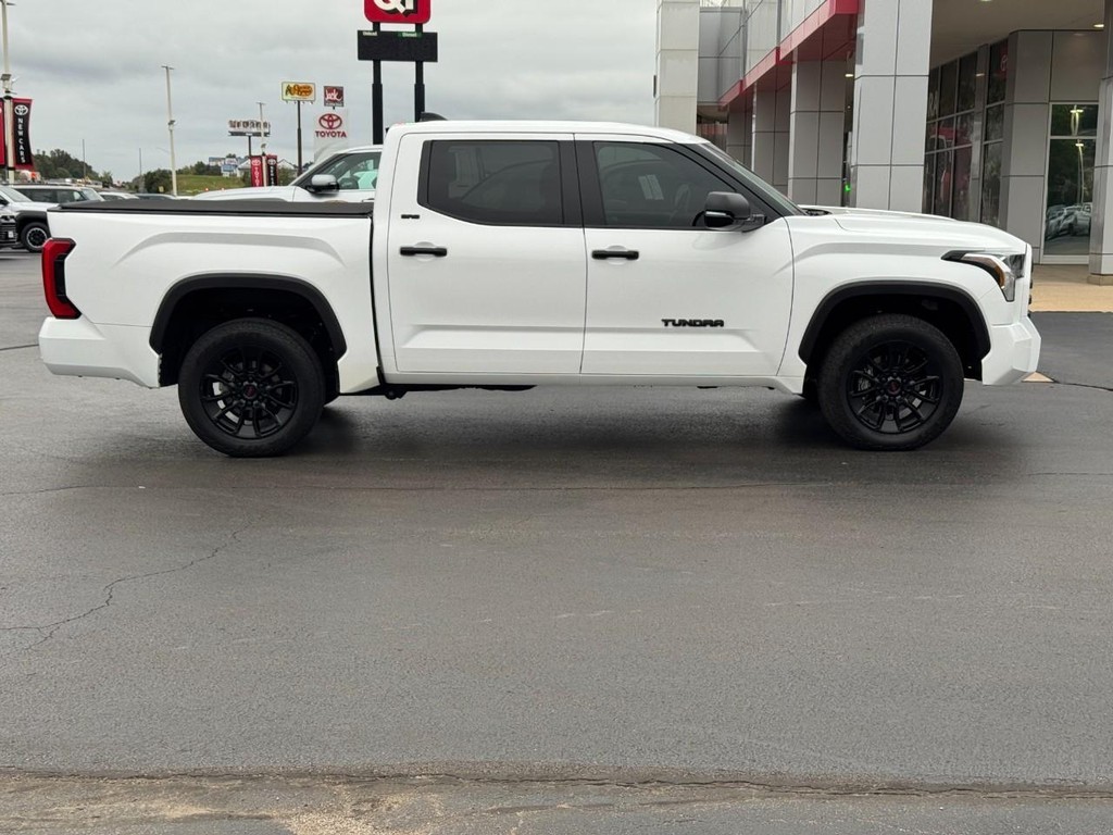 Toyota Tundra 4WD Vehicle Full-screen Gallery Image 02