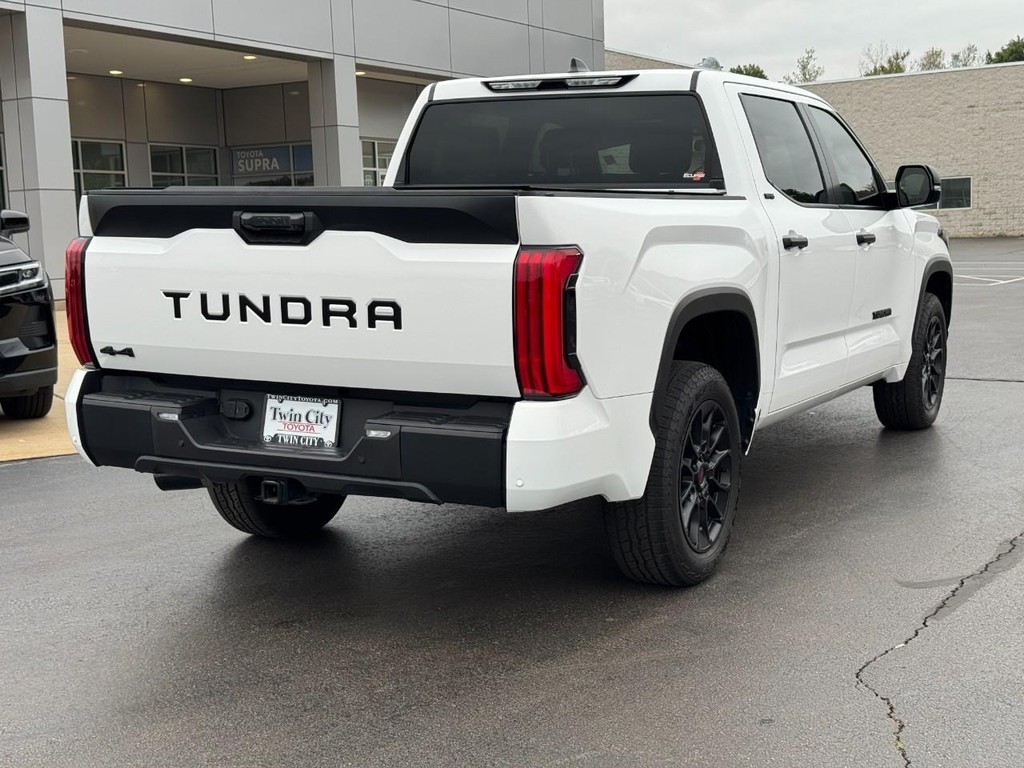 Toyota Tundra 4WD Vehicle Full-screen Gallery Image 03