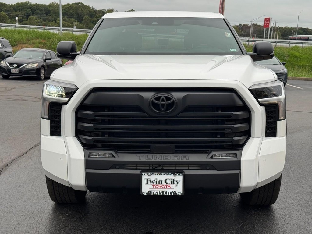 Toyota Tundra 4WD Vehicle Full-screen Gallery Image 09