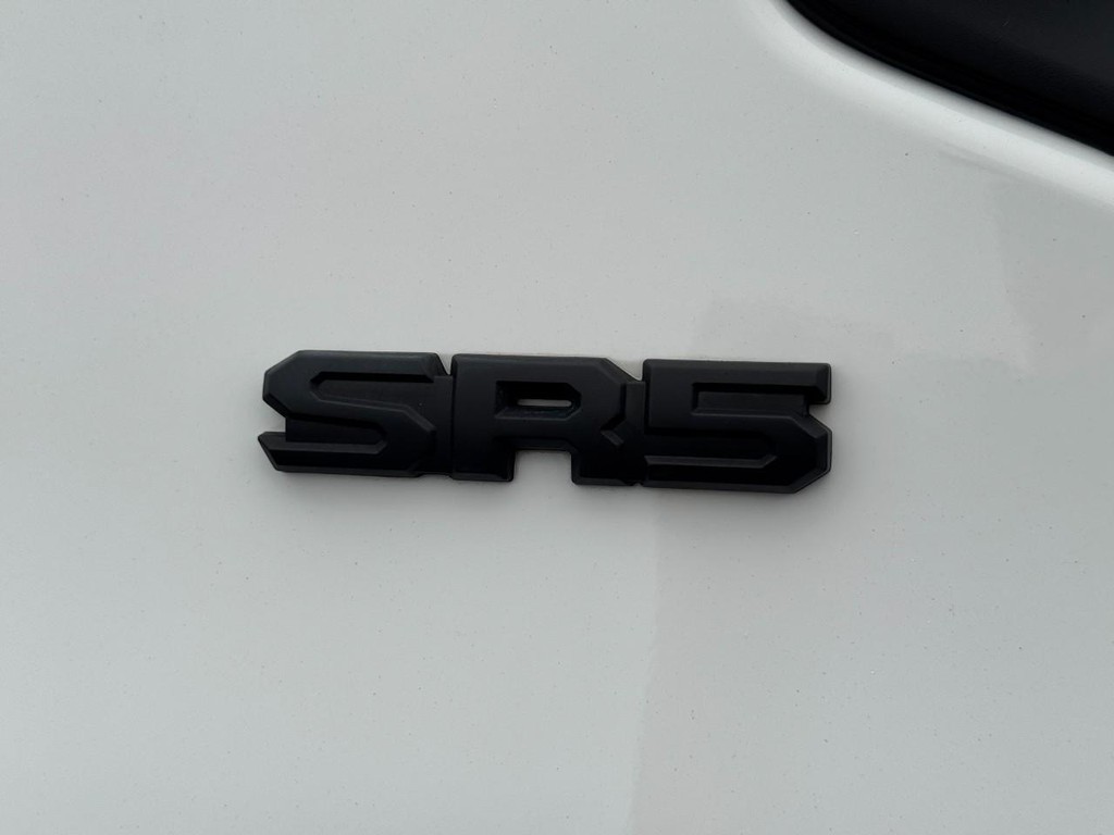 Toyota Tundra 4WD Vehicle Full-screen Gallery Image 10