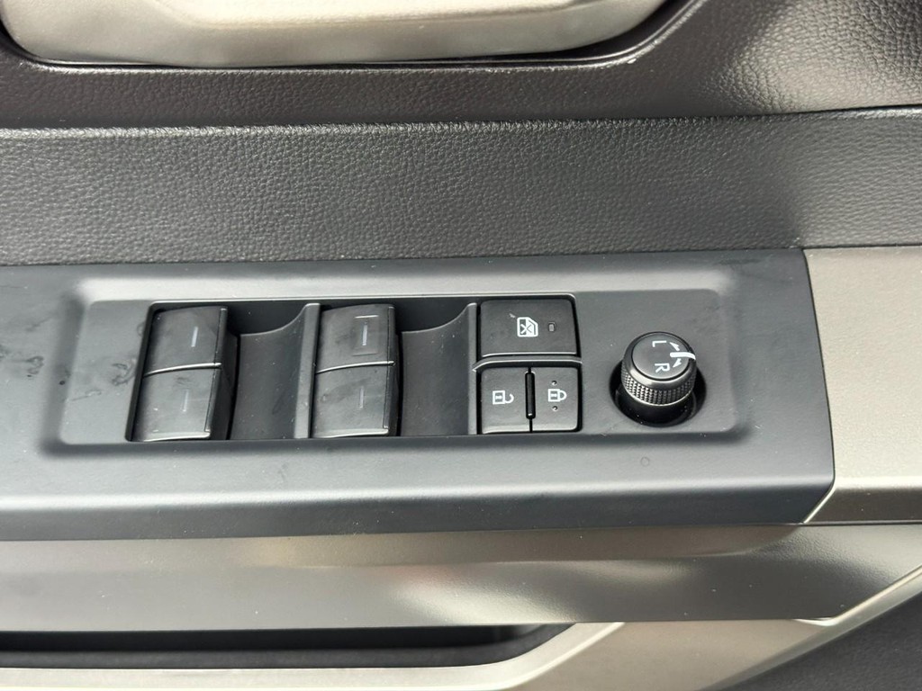 Toyota Tundra 4WD Vehicle Full-screen Gallery Image 17