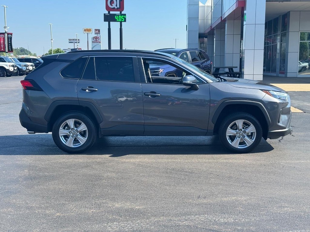 Toyota RAV4 Vehicle Full-screen Gallery Image 02